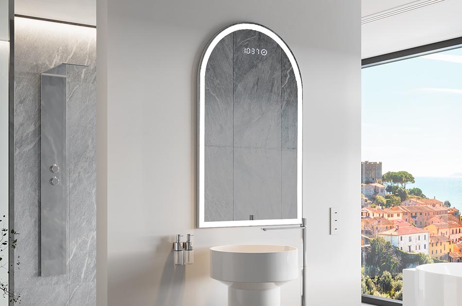 Ebakorrapärane peegel õrna ambient-valgustusega elegantsesse interjööri | ARTFORMA